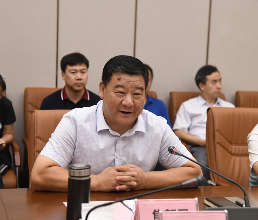 王晓凤与焦朝君分别代表学院与临城县政府签署了战略合作协议